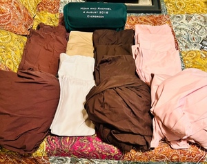 lot 330 image: Large Bundle of Assorted Pillow Cases & Sheets Full Size