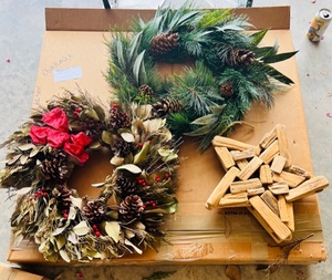 lot 364 image: 2 Wreaths & Wooden Star