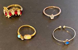 lot 21 image: 4 Ladies Rings