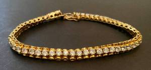 lot 26 image: Tennis Bracelet
