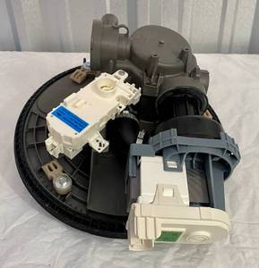 lot 78 image: Pump and Motor W10671941