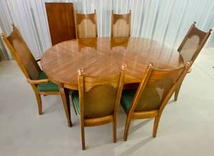 lot 1 image: Vintage Dining Table 2 Captains Chairs and 4 chairs