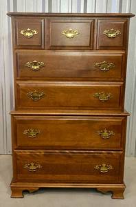 lot 4 image: Moosehead Dresser with 5 Drawers