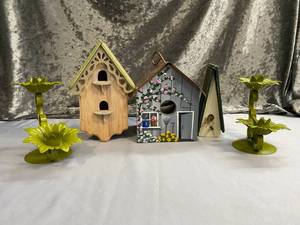 lot 66 image: Decorative Birdhouses and other Decorative Items