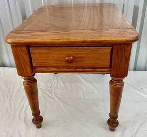 lot 169 image: Hammary by Lazy-Boy Side Table