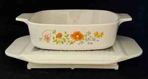 lot 95 image: Vintage Corning ware 1 qt and heating plate