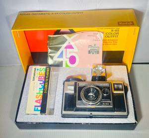 lot 96 image: Vintage Kodak Instamatic X-45 Color Outfit Camera, 3 Blue Flashcubes in original box
