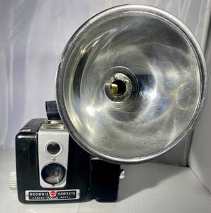lot 98 image: Vintage Brownie Hawkeye Camera Flash w Kodalite Flash holder