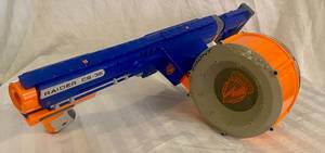 lot 152 image: Raider Rapid Fire CS-35 by Hasbro with 35 Dart Drum