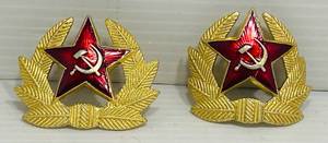 lot 37 image: 2 Soviet Union Cap Badges Red Star, Sickle and Wreath