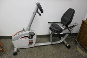 lot 43 image: Schwinn 220 Recumbent Bike