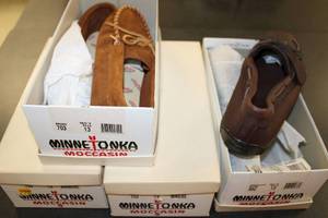 lot 267 image: Mens Shoes size 13 Genuine Moose Chocolate Brown Moccasins, Brown Minnetonka Moccasins