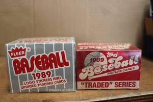 lot 324 image: Baseball Cards Fleer and Topps 1989 - 2 Boxes