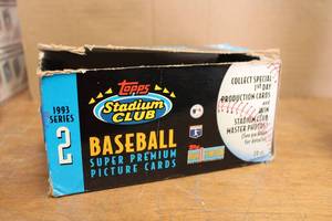 lot 326 image: Baseball Cards Topps 1993 - 1 Box