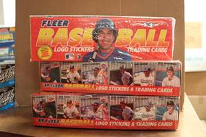 lot 356 image: Baseball Cards Fleer 1989 Trading Cards and Stickers - 3 Unopened Packs of 660