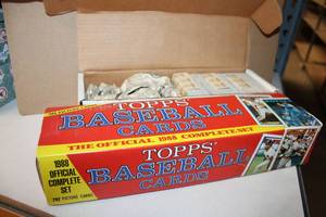 lot 377 image: Baseball Cards Topps 1988 and unknown - 1.5 Boxes