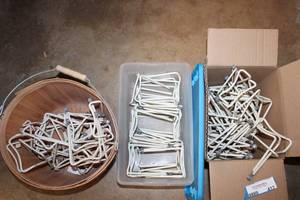 lot 412 image: Assortment of Gibson Holder Wire Easels
