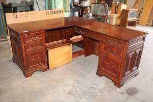 lot 449 image: Whalen Panel L-Shaped Desk 67 x 30x 31H,  46 x 25 x 31H, see pictures