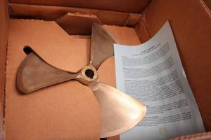 lot 460 image: Boat Propeller 524 13x11.5 V R 1-18 Still in Box