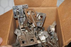 lot 519 image: Small box of Hinges