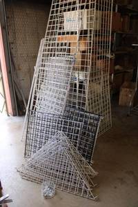 lot 538 image: Heavy wire mesh displays multiple sizes and styles with corner pieces and more