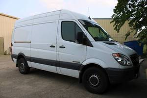 lot 1 image: 2007 Dodge Sprinter Cargo Van High top  one owner with records 126kmiles No engine lights recently inspected ready for a new owner and lic.