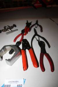 lot 602 image: Snap ring tools and pulley puller