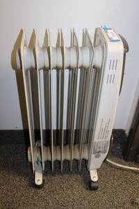 lot 95 image: Pelonis Rolling Radiator Heater