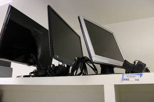 lot 143 image: Samsung Computer Monitors