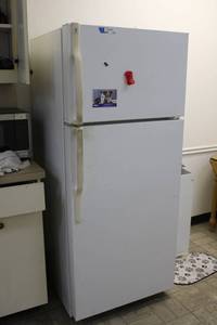 lot 174 image: GE Top Freezer Refrigerator 28W x 32D x 68H CONTENTS NOT INCLUDED