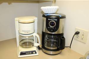 lot 180 image: Coffee Pots Kitchen Aid and Mr. Coffee