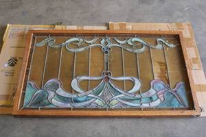 lot 763 image: Stained Glass Decorative Sun Catcher (Needs Repair), see pictures