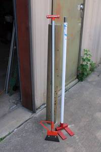 lot 793 image: Pallet Breaker Bar and Flat Blade Scraper