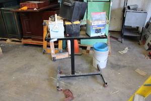 lot 911 image: Black Jack Rolling Pedestal Auto Work Station