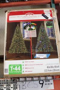 lot 933 image: 7.5 Pre-Lit Christmas Tree