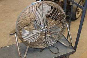 lot 995 image: Lakewood Floor Fan
