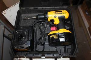 lot 729 image: DeWalt Cordless Screwdriver Set