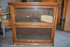 lot 896 image: Vintage 2-Shelf Bookcase with Glass Doors 34W x 12D x 33H