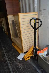 lot 848 image: Yellow Pallet Jack 5500Lbs. LOOKS NEW