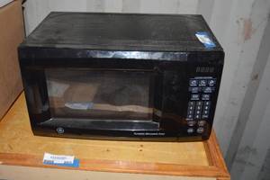 lot 864 image: Ge Black Microwave