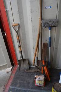 lot 884 image: Yard Tools and Car Cleaning Brush