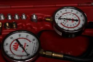 lot 640 image: Mac Tools TransmissionOil Pressure Tester