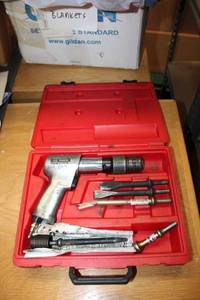 lot 642 image: Snap On Air Hammer Set