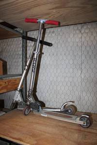 lot 664 image: 2 Scooters Razor and Racer