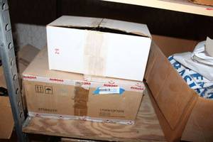 lot 693 image: Slat Wall Chrome Arm Brackets - 2 Boxes