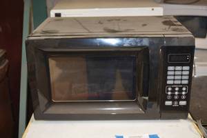 lot 964 image: Black 700 Watt Microwave