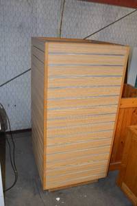 lot 946 image: 4-Sided Slat Wall Display Cabinet