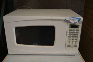 lot 962 image: Rival White Microwave 700 Watt