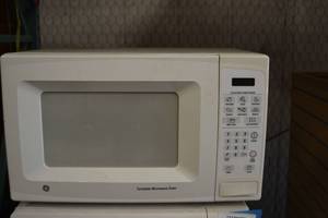 lot 966 image: GE Turntable Microwave