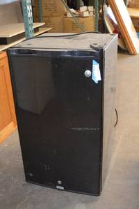 lot 960 image: GE Black Mid-Size Fridge Model SFR03BAZABB